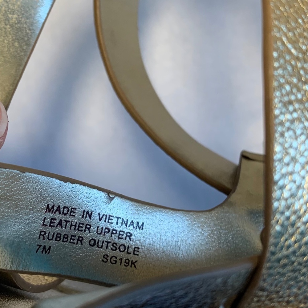 Michael Kors Gold Gladiator T-Strap Leather Sandals Logo Thong Sandals Women 7 - Picture 3 of 9
